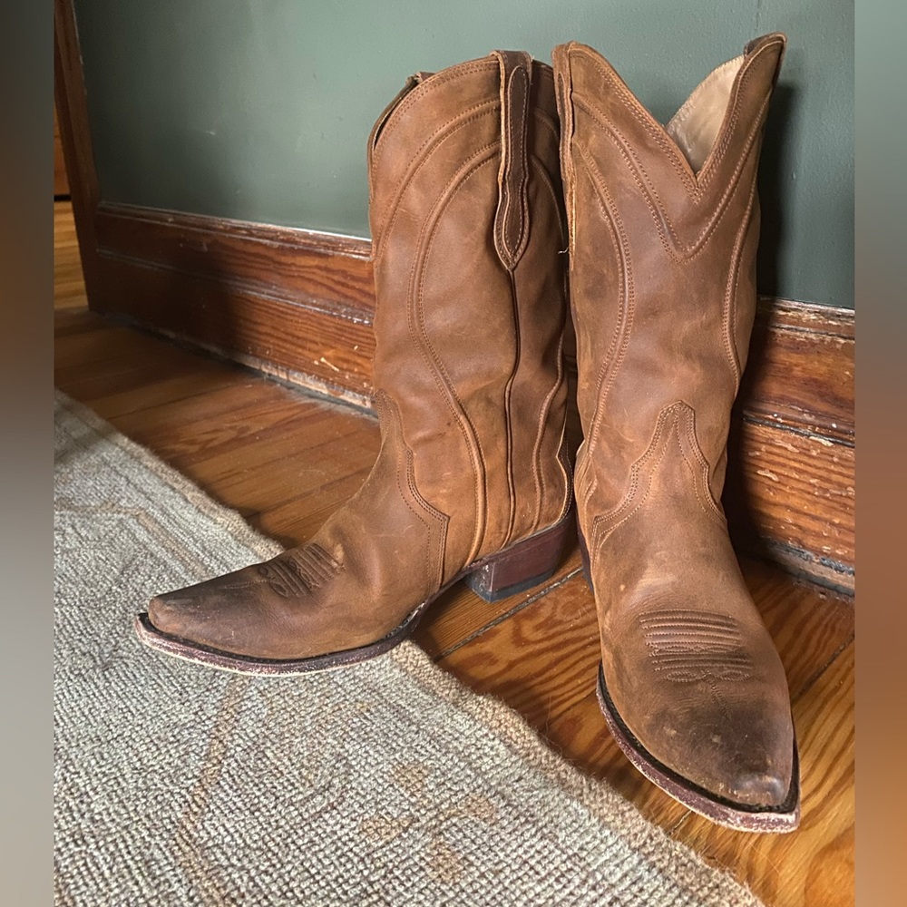 Women’s size 9 pointed warm browned, caramel real leather cowgirl/cowboy boot